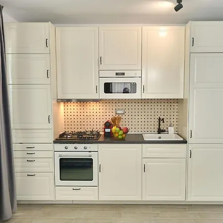 Sun & Fun In Pools Mamaia