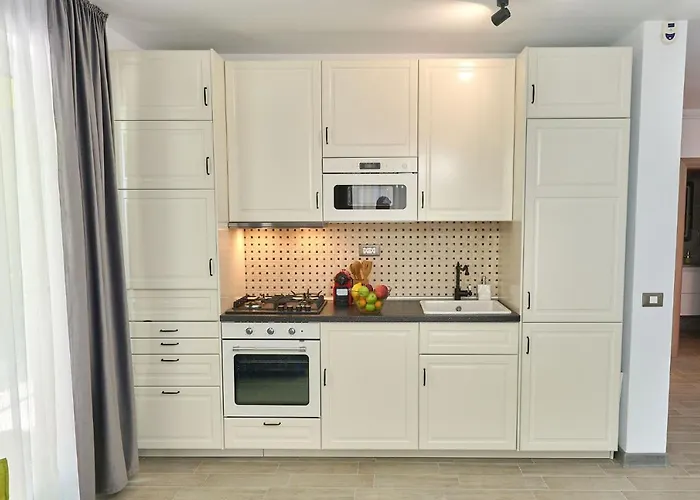 Sun & Fun In Pools 마마이아