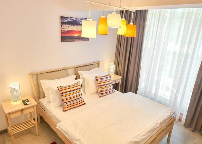 Sun & Fun In Pools 마마이아