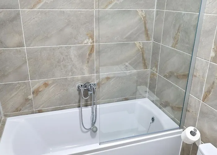 Sun & Fun In Pools 마마이아