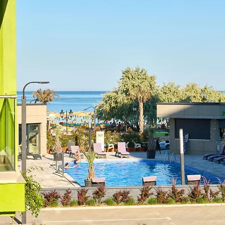 Sun & Fun In Pools Mamaia