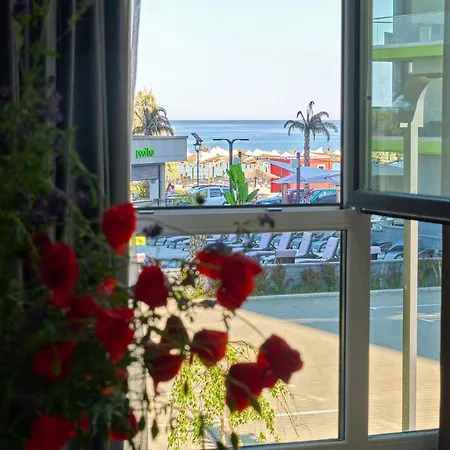 Sun & Fun In Pools Daire Mamaia