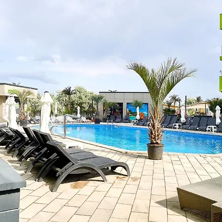 Sun&fun In Pools