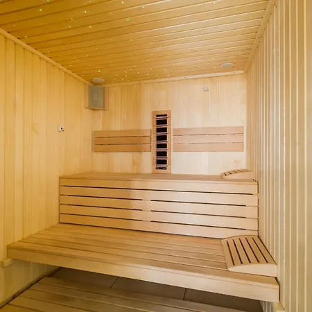 Sun & Fun In Pools * Mamaia