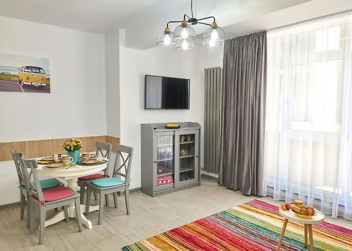 Sun & Fun In Pools * ママイア