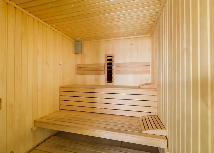 Sun & Fun In Pools * ママイア